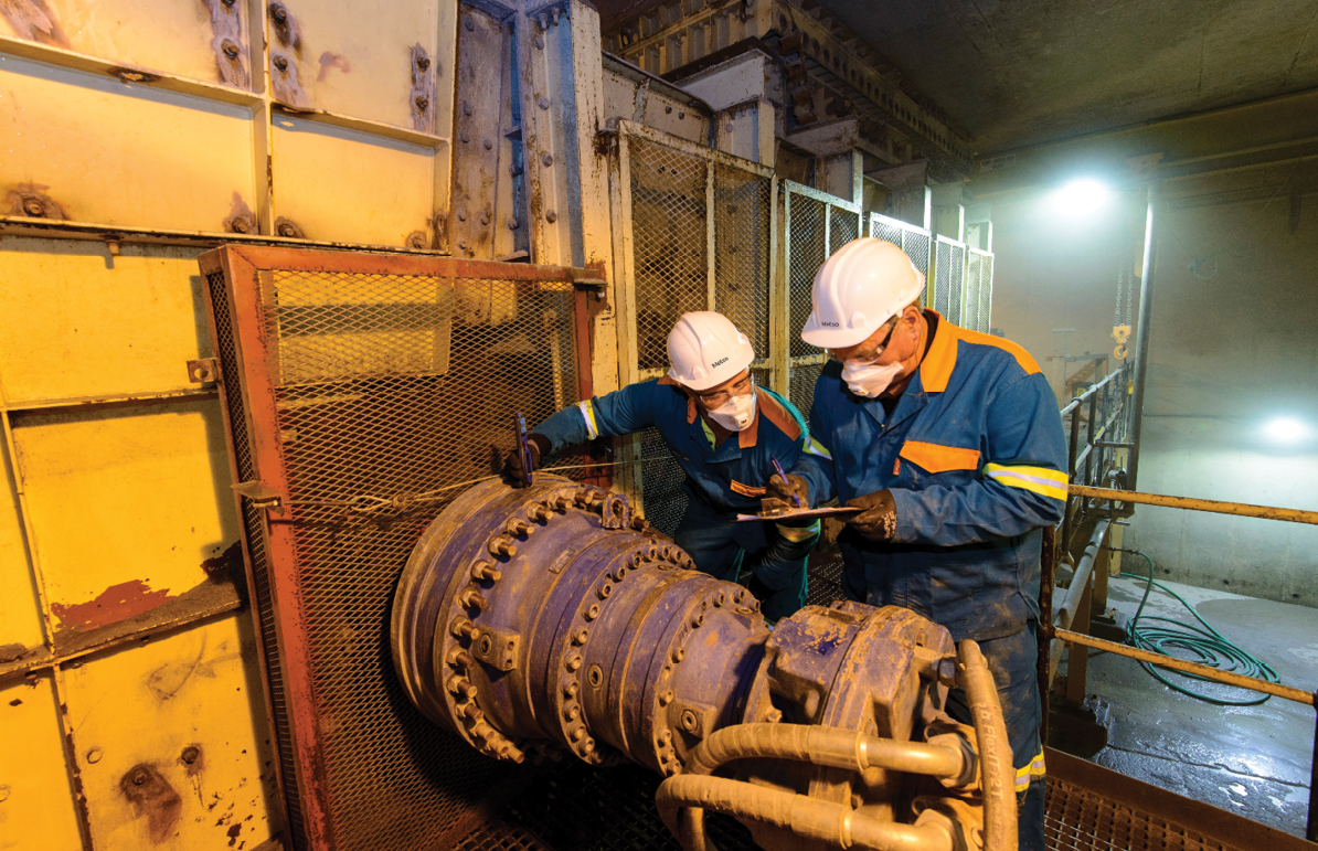 Inspection is a critical part of the rebuild process. Pictured: Metso engineers inspect an AF SVS apron feeder.