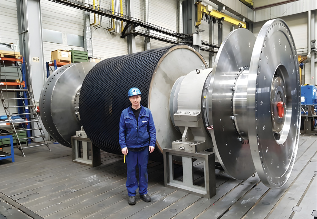 A 2.5 m dia. drive pulley for the Chuquicamata project. The pulley, both pulley bearings, both brake discs, and the membrane coupling hub are visible. Photo: TAKRAF Group
