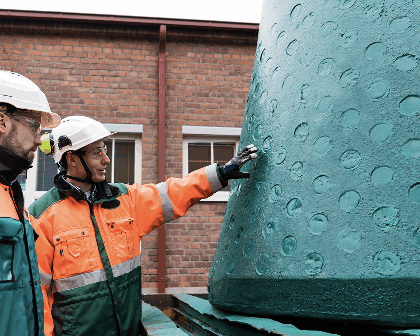 Metso experts with an MX primary gyratory mantle.