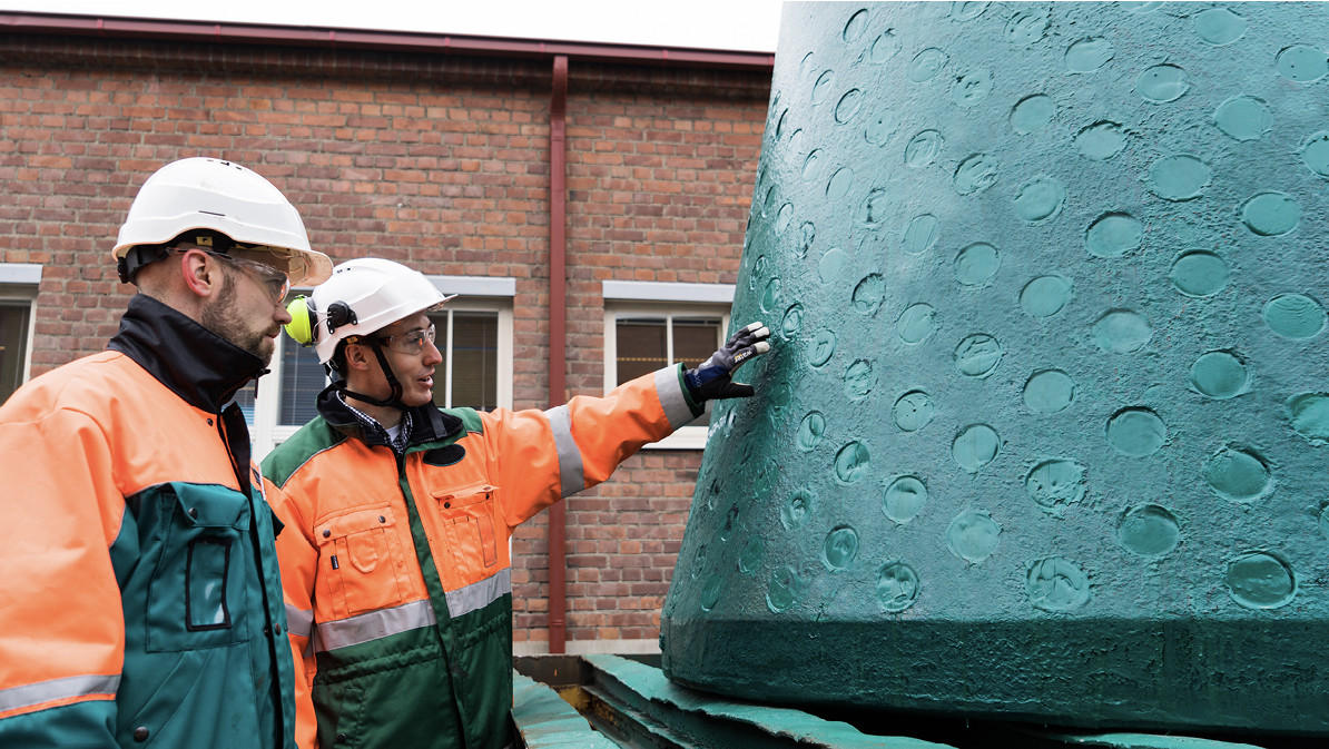 Metso experts with an MX primary gyratory mantle.
